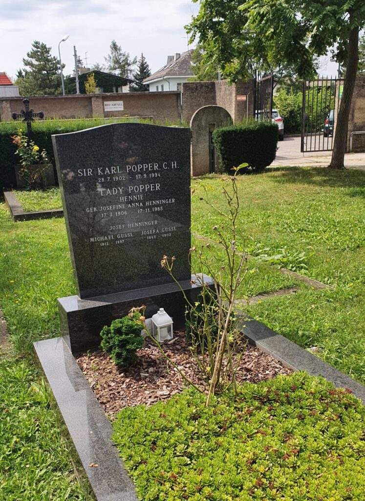 Karl Popper Grabstätte am Lainzer Friedhof in Wien. Popper ist bekannt für seine philosophische Auseinandersetzung mit Ludwig Wittgenstein 1946
