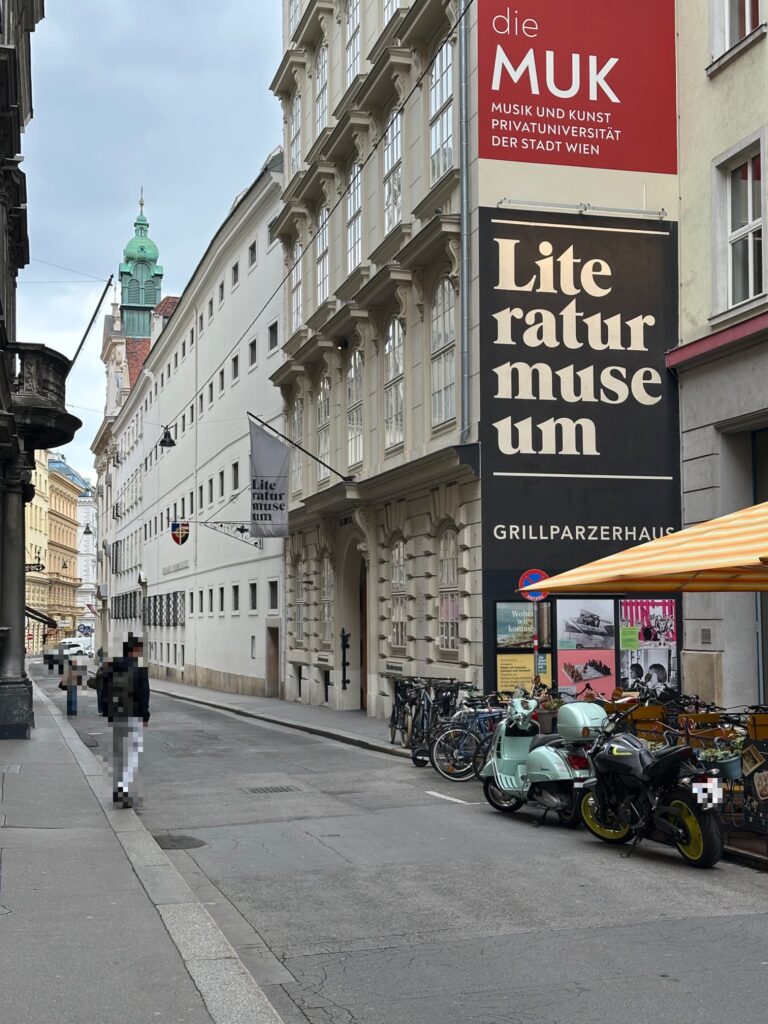 Literaturmuseum in Wien, wo Manuskripten von Ludwig Wittgenstein gezeigt werden
